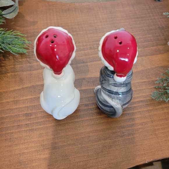 Mwah! Cats in Santa Hats Magnetic Salt  and Pepper Shakers. - Picture 6 of 9